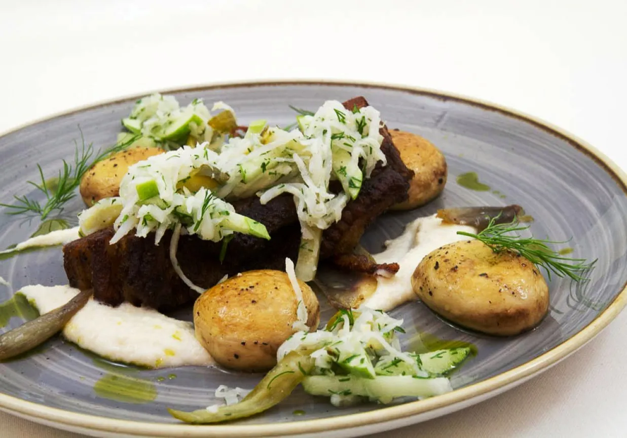 konfitowany boczek na talerzu z dodatkami