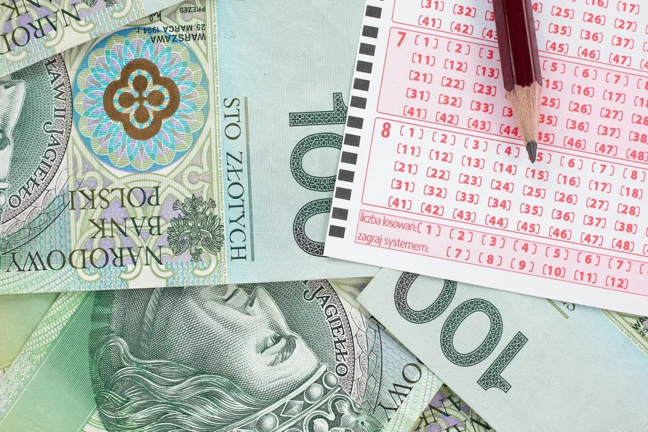 Kupon Eurojackpot i polskie banknoty 100 zł. Zastanawiasz się, eurojackpot jak sprawdzić kupon? Ten obrazek może Ci pomóc!