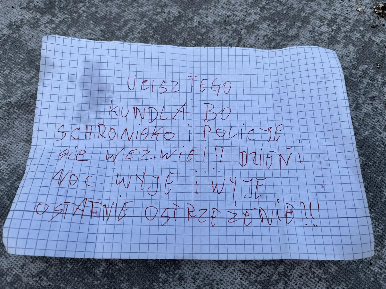 pies szczekający blok sąsiedzi