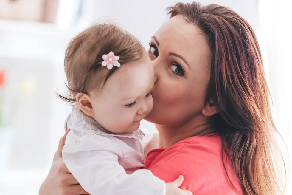 Kobieta opiekująca się dziećmi w r&oacute;żnym wieku, z certyfikatami