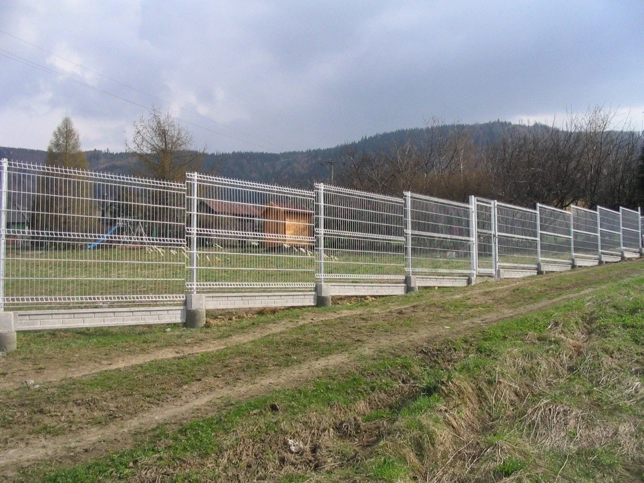 Zdjęcie Ile kosztuje ogrodzenie z siatki? Zaskakujące ceny i ukryte koszty