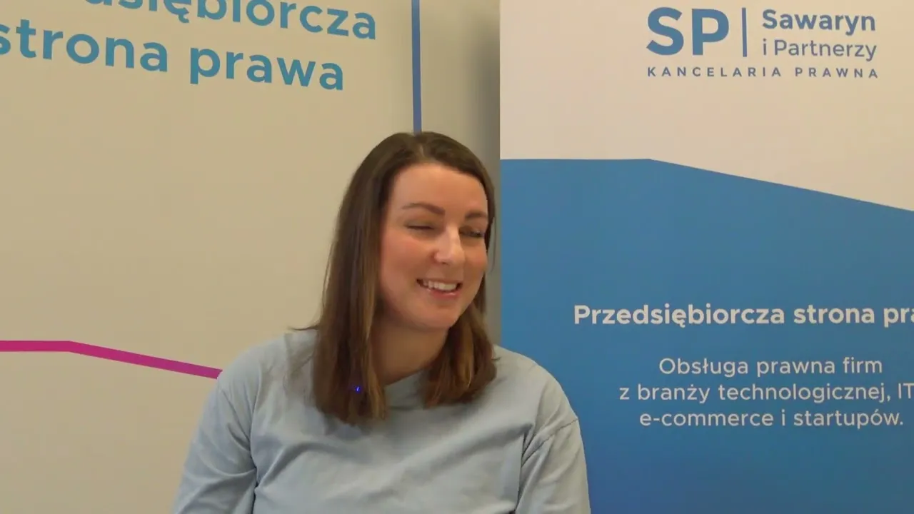 Prawnik analizujący kod lub dane cyfrowe