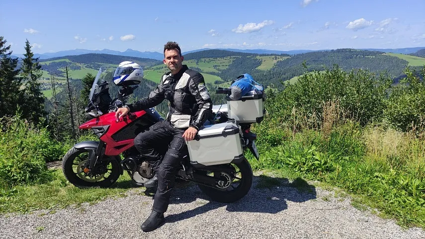 motocykl w górach, widoki tatrzańskie, motocyklista na tle gór