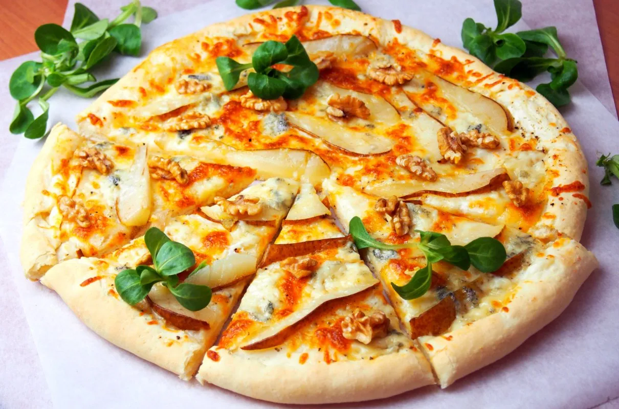 pizza z gruszką i gorgonzolą