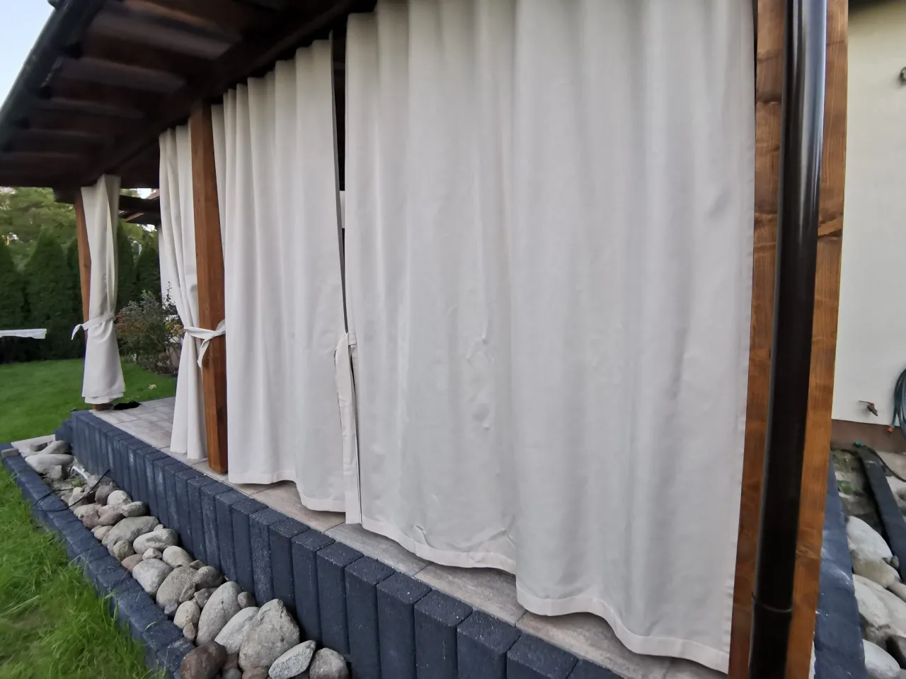 Zdjęcie Skuteczne sposoby czym obciążyć zasłony na tarasie: praktyczne rozwiązania