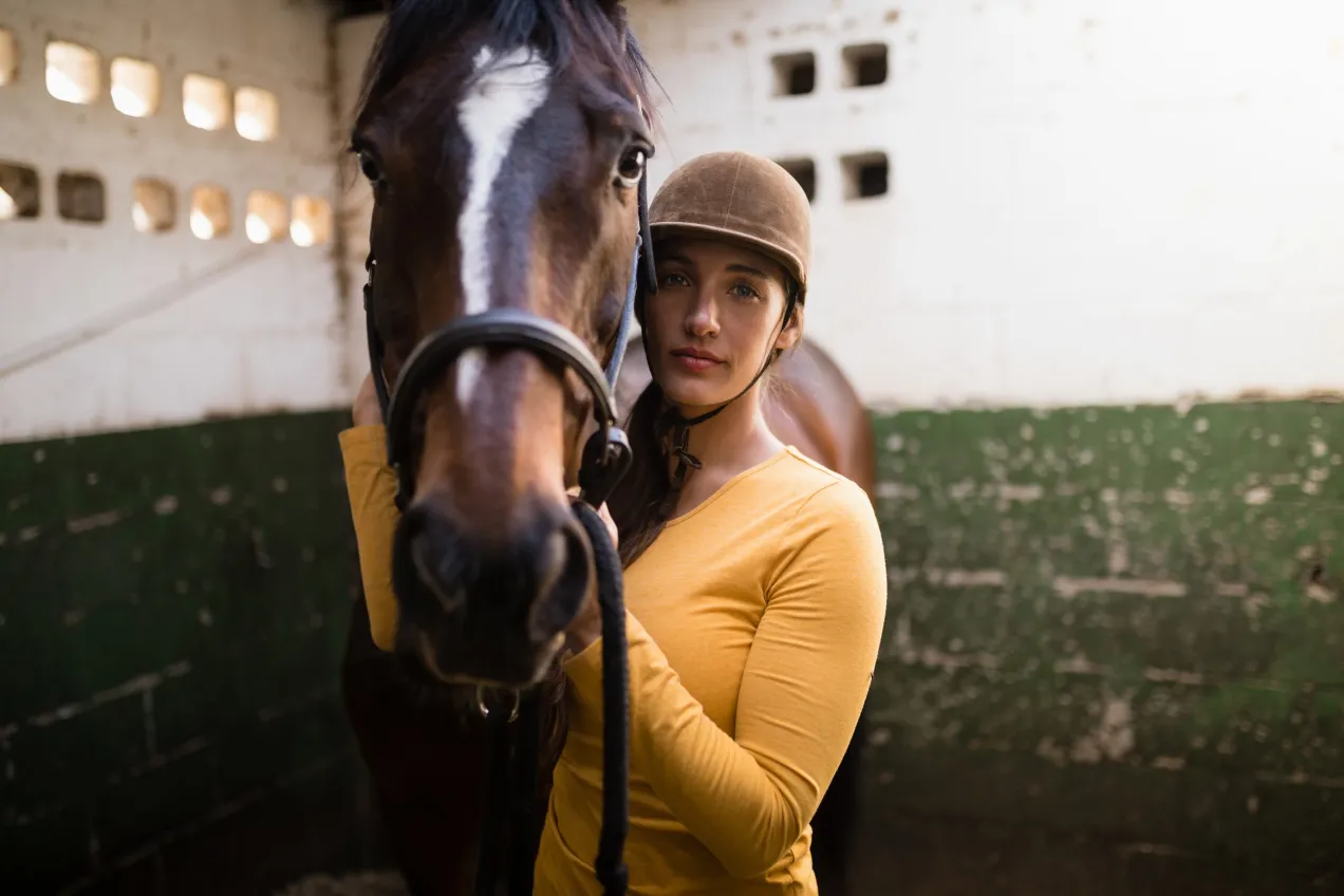 Koń z człowiekiem, widoczna interakcja emocjonalna