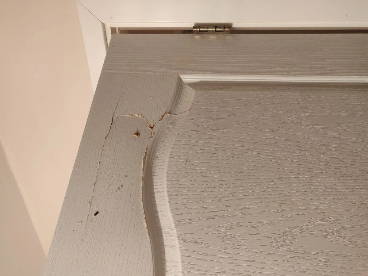 uszkodzone drzwi mdf przed i po naprawie, uszkodzenia drzwi mdf