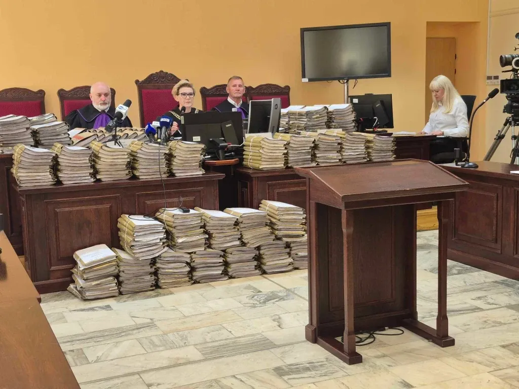 Stosy akt sądowych na biurku sędziego