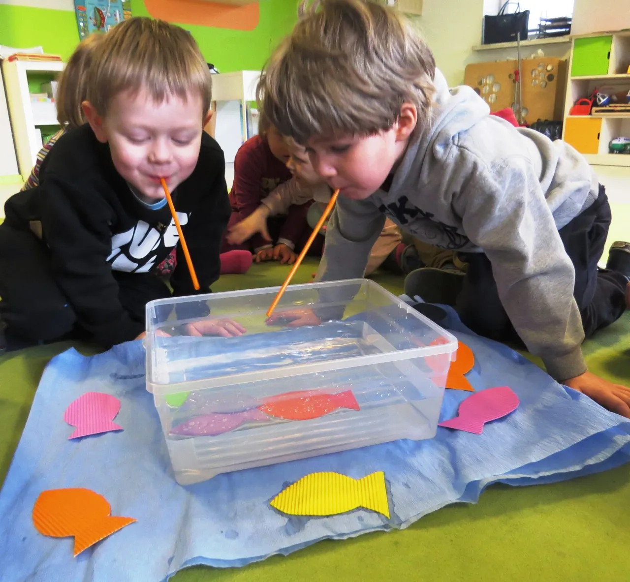 Dziecko na terapii integracji sensorycznej w przedszkolu