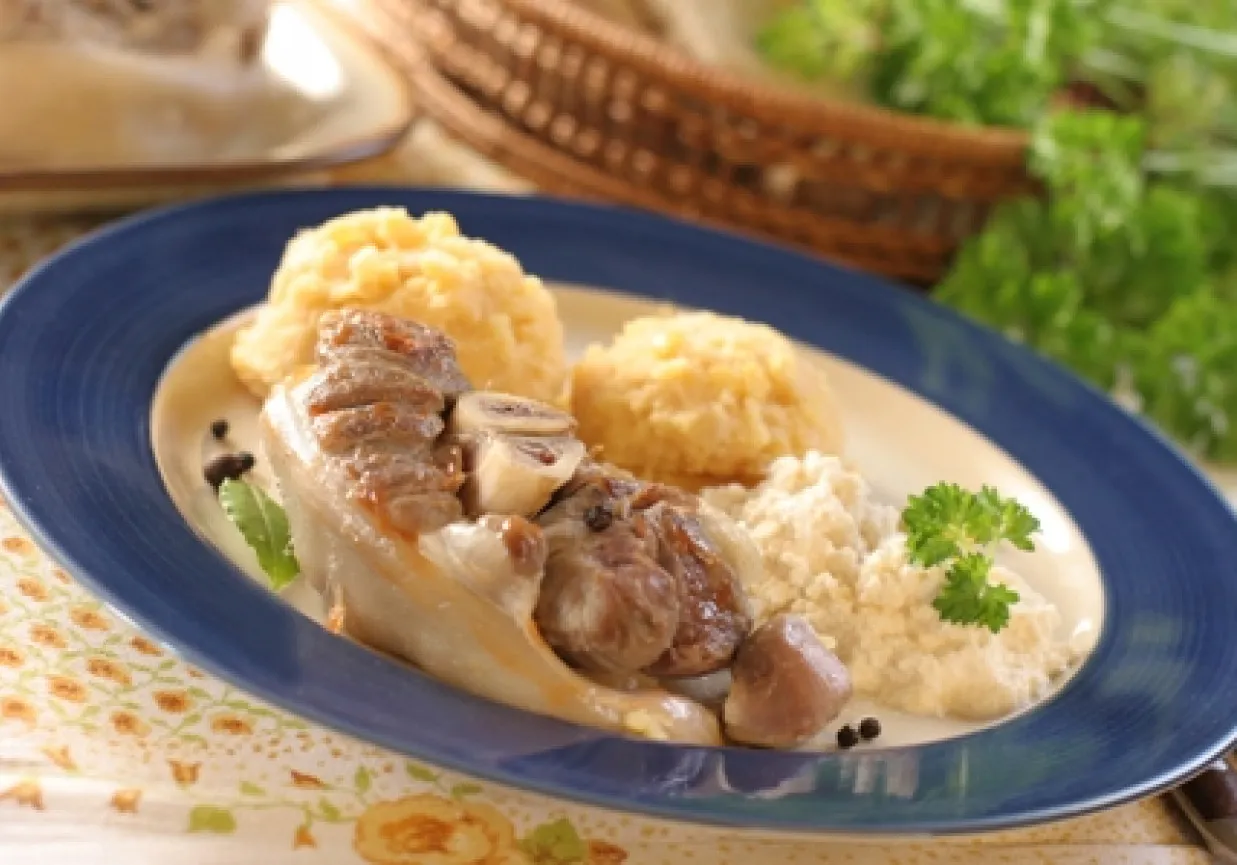 Golonka peklowana, podana z puree ziemniaczanym i chrzanem. Idealna na obiad, jak peklować golonkę.