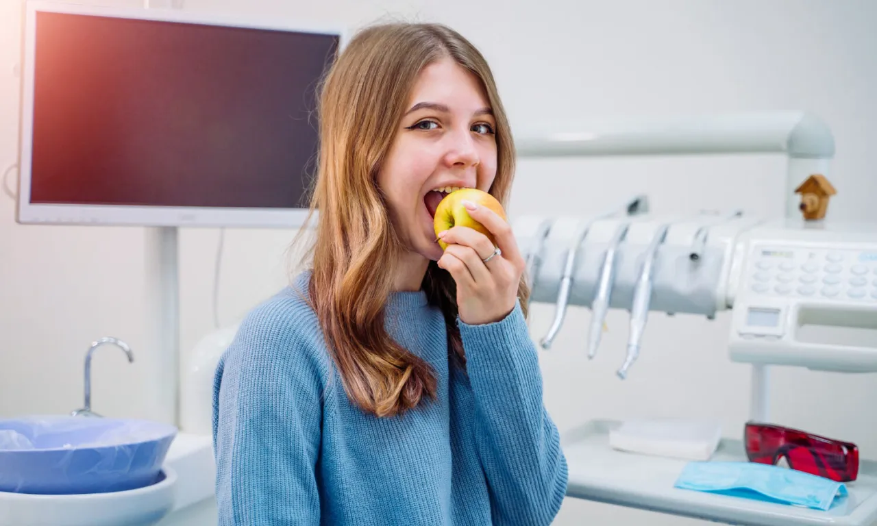 pacjent po wizycie u dentysty jeść