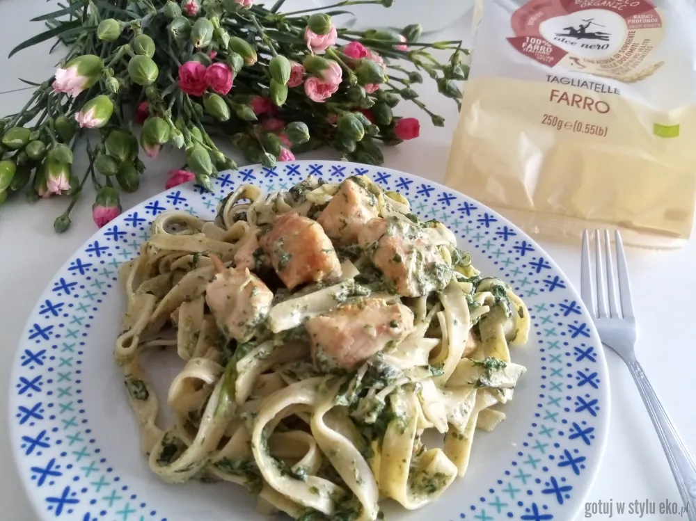 tagliatelle z kurczakiem i szpinakiem