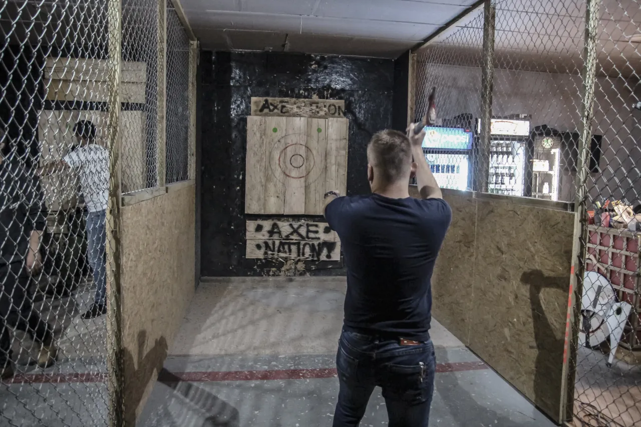 Para rzucająca siekierami Krak&oacute;w