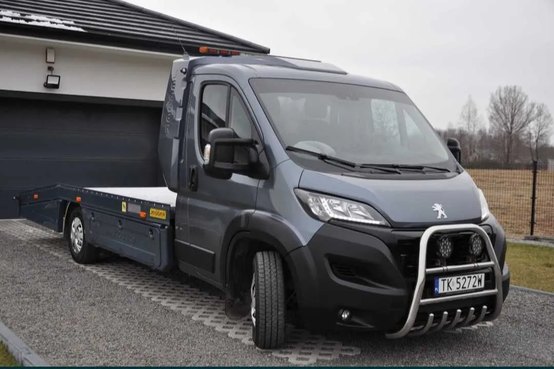 laweta transportująca samochód 4x4 hybrydowy elektryczny