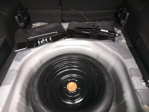 Toyota Yaris bagażnik koło zapasowe pod podłogą
