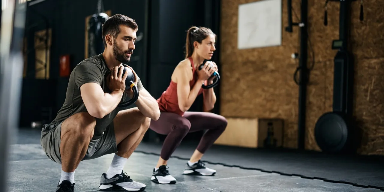 Grupa ludzi trenujących CrossFit, różnorodność wieku i płci