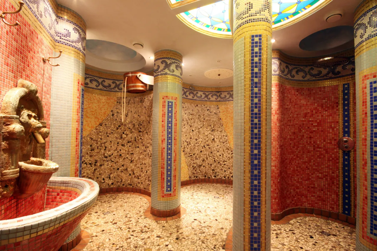 Kobieta otrzymująca masaż twarzy w spa, zrelaksowana