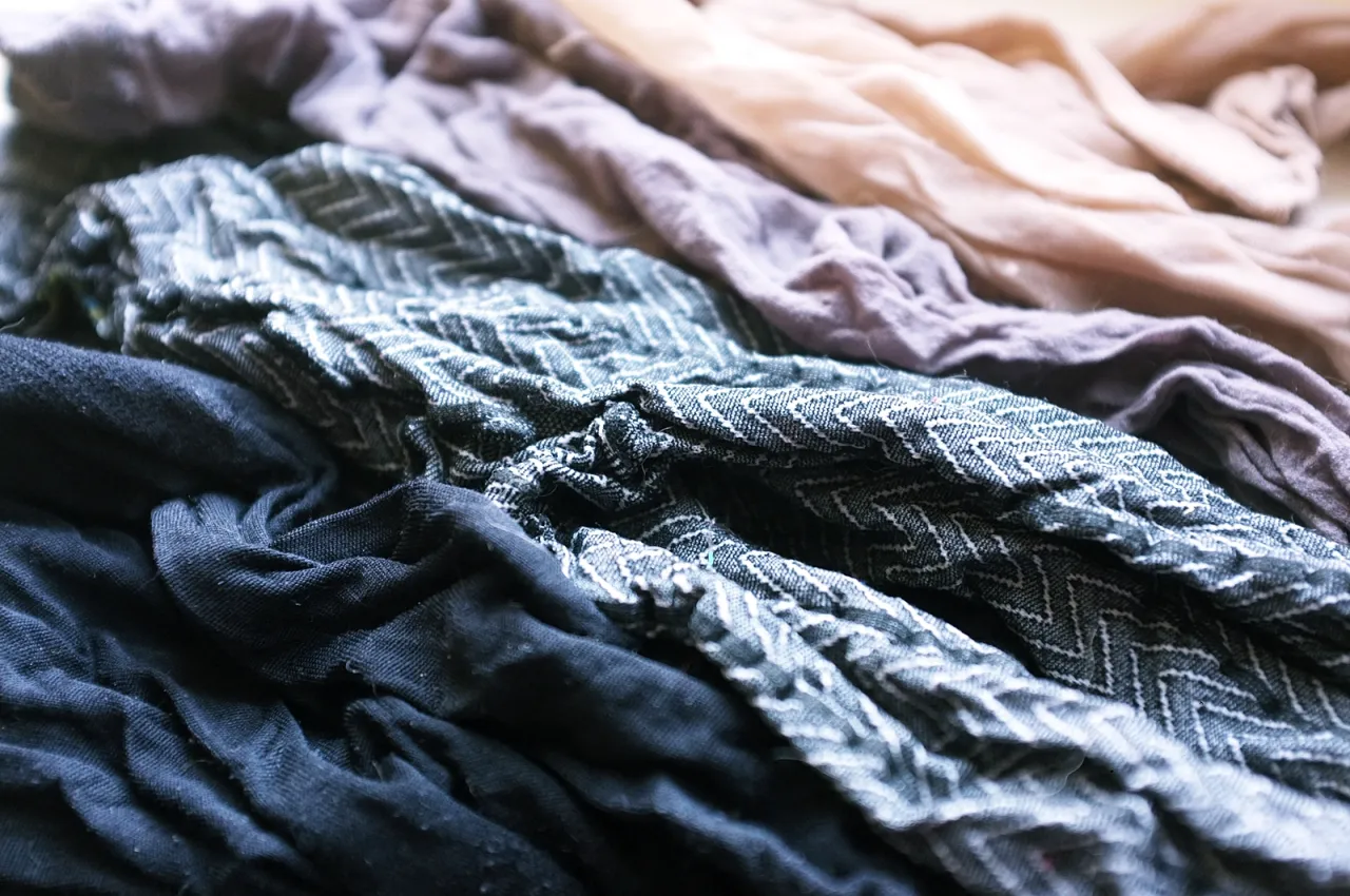 zabawki z rajstop DIY, gumki scrunchie z rajstop, dywanik z rajstop