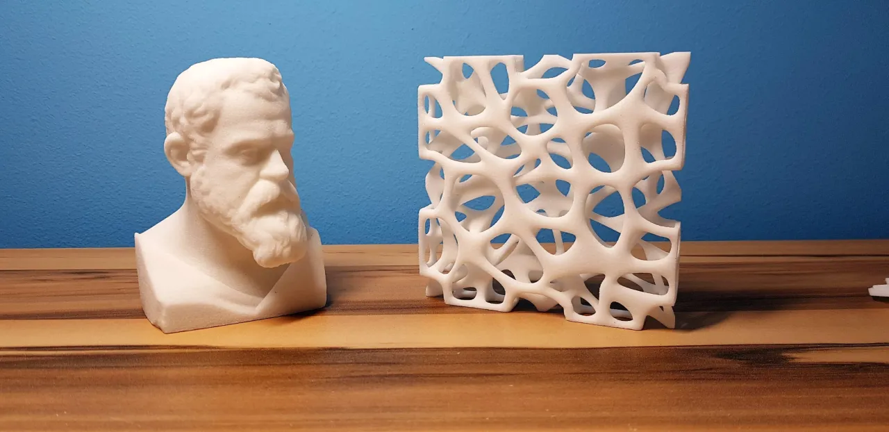 3D-gedruckte Skulpturen aus verschiedenen Materialien (Holz, Metall, transparent)