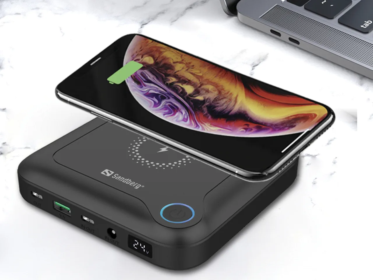 Nowoczesny powerbank z telefonem i laptopem