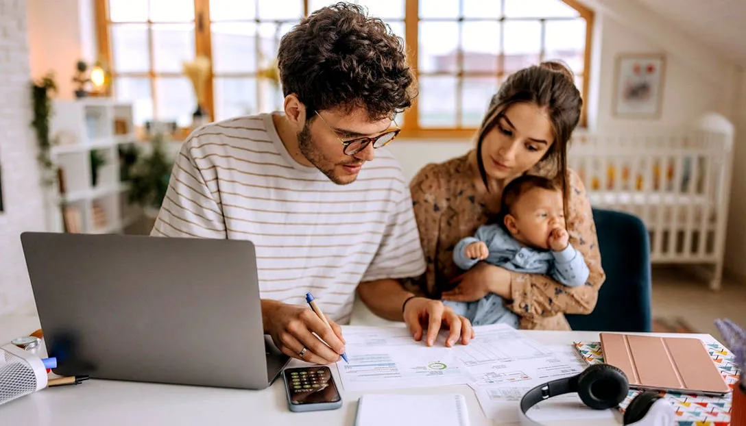 Rodzina przeglądająca dokumenty dotyczące finansów lub budżetu domowego