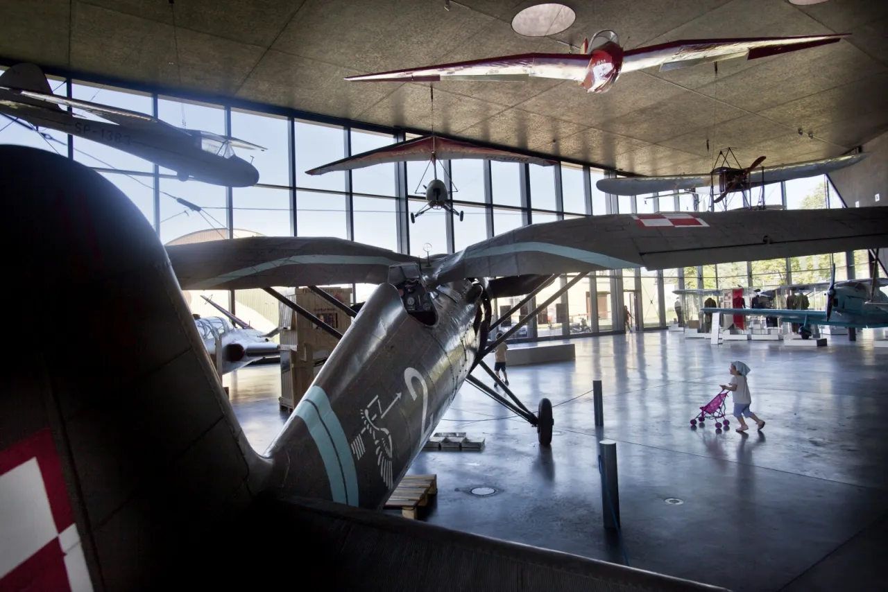 W muzeum lotnictwa w Krakowie można zobaczyć wiele samolot&oacute;w, ale ile jest lotnisk w Krakowie? Tylko jedno, to międzynarodowe.