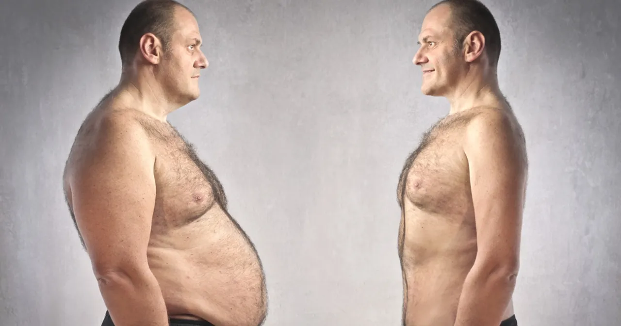 Osoba z wyrzeźbioną sylwetką mierzy się przed lustrem