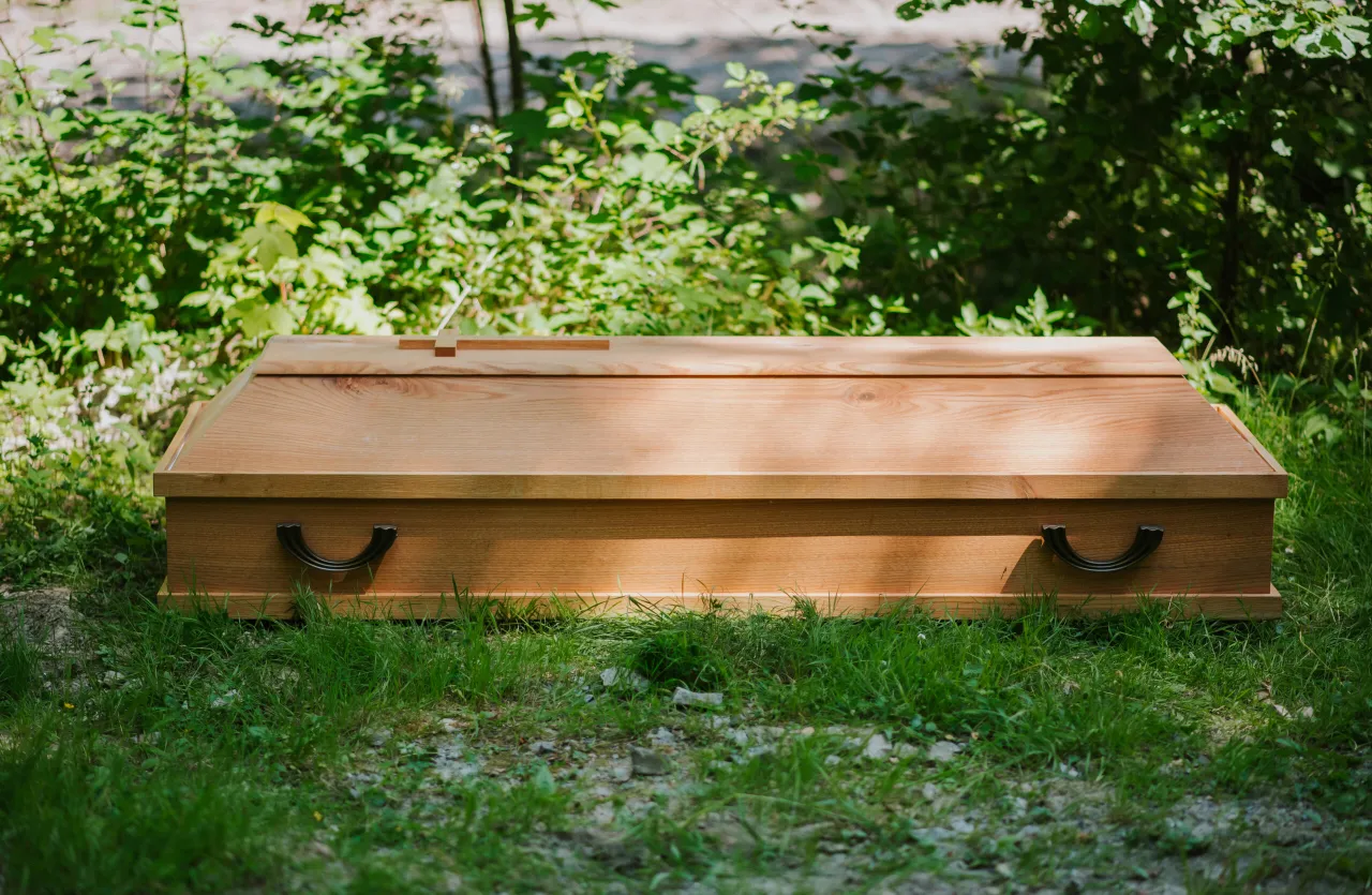 różne rodzaje trumien kremacyjnych (tekturowa, drewniana, wiklinowa)