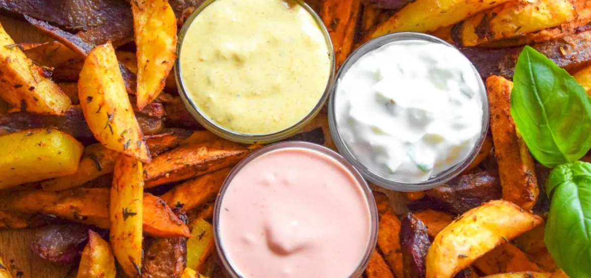 r&oacute;żne sosy i dipy do frytek z batat&oacute;w