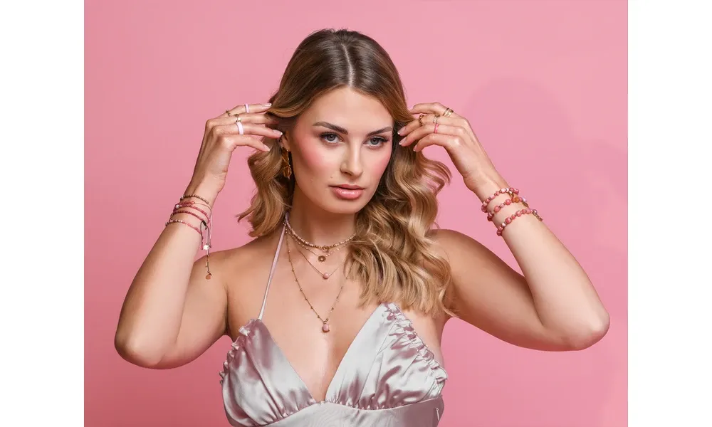 kolorowe naszyjniki do szarej sukienki