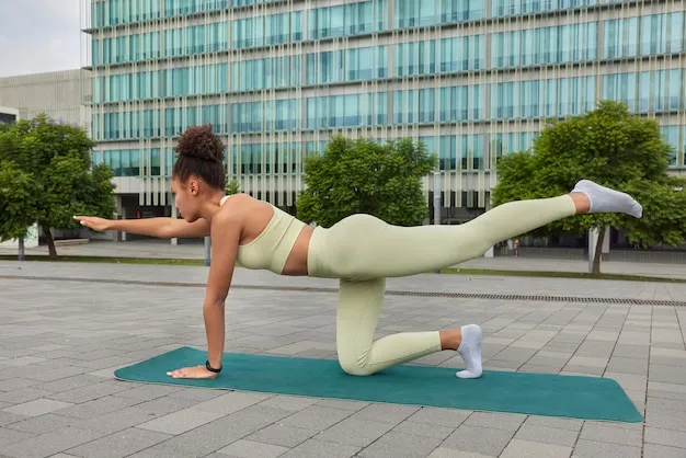 Kobieta wykonująca ćwiczenia pilates na macie