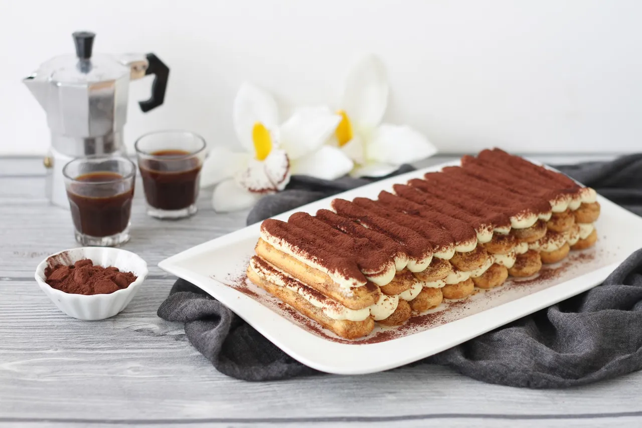Ingredienti di alta qualit&agrave; per tiramis&ugrave;: mascarpone, savoiardi, uova fresche, caff&egrave;