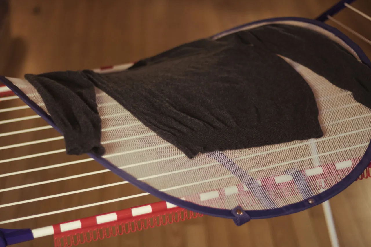 Suszenie swetra na płasko