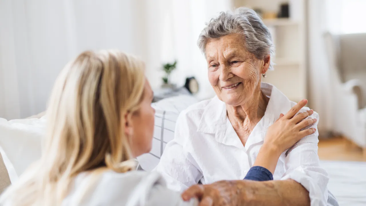 Osoba opiekująca się seniorem lub grupa seniorów na zorganizowanych zajęciach
