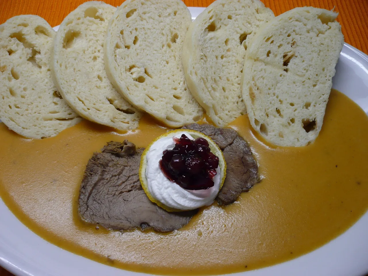 Sv&iacute;čkov&aacute; na smetaně