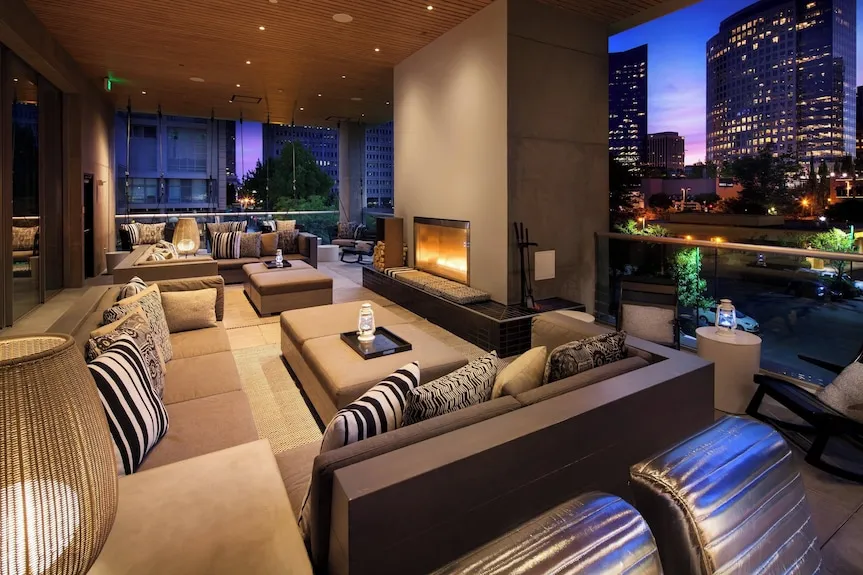 Modernes Hotelzimmer mit Blick auf Bellevue