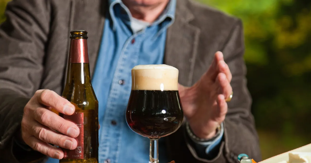 Osoba zastanawiająca się nad piciem alkoholu po szczepieniu