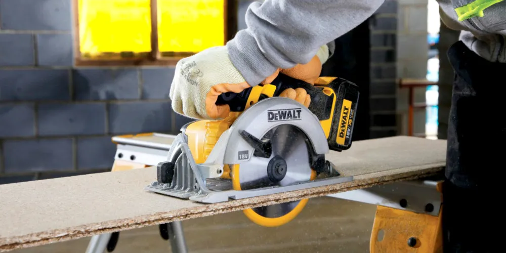 cięcie blatu drewnianego piłą tarczową