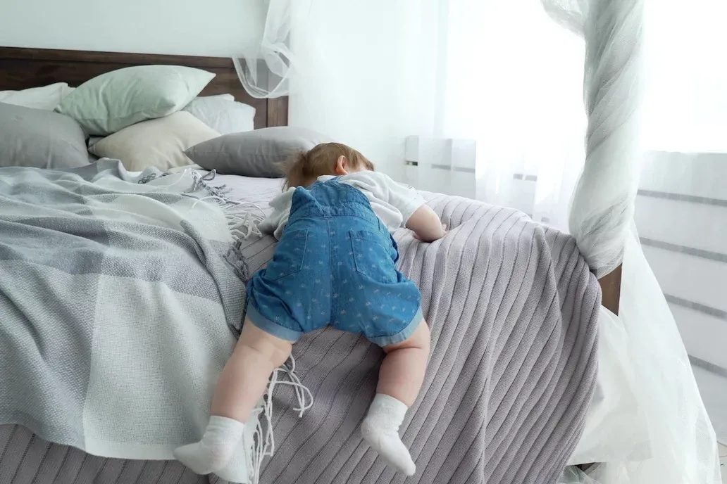 Zasmucone dziecko w nocy idące do rodzic&oacute;w