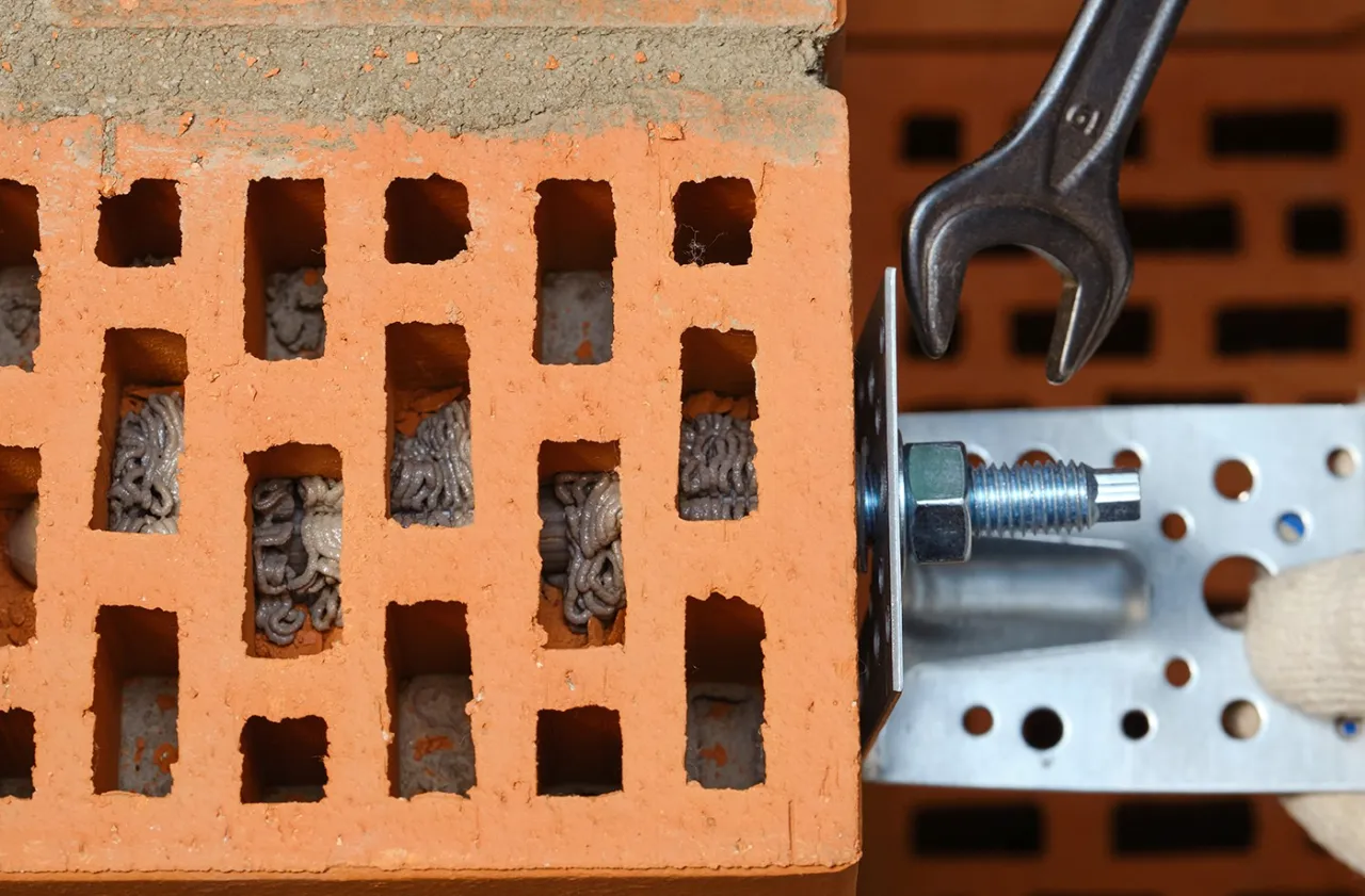 montaż kotwy chemicznej do murłaty