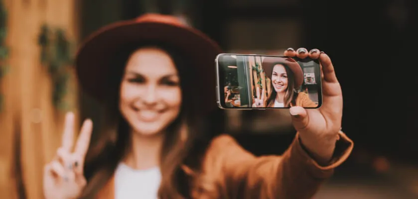 Efekt bokeh w zdjęciu portretowym zrobionym telefonem