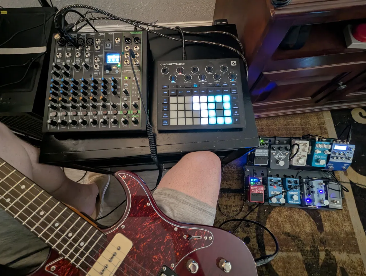 Gitara elektryczna podłączona do miksera z wyjściem słuchawkowym. Zestaw do ćwiczeń i tworzenia muzyki.