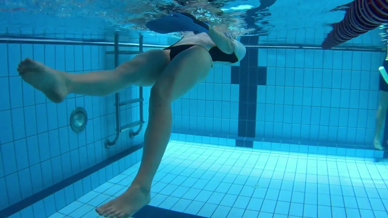 prawidłowa praca n&oacute;g styl grzbietowy