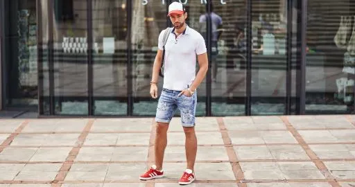 koszula włożona w spodnie chinosy jeansy szorty por&oacute;wnanie