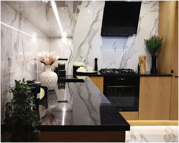 spiek kwarcowy w kuchni, granitowy blat i ściana