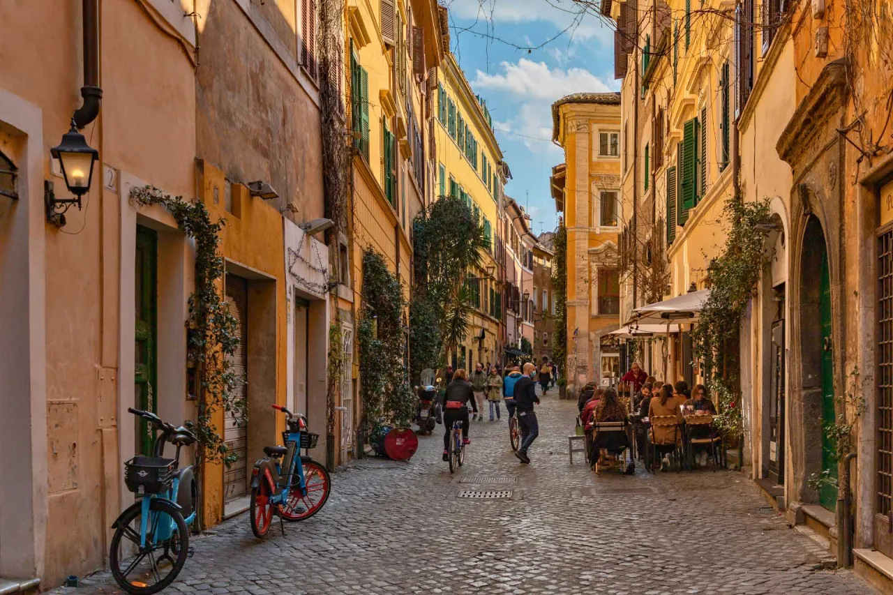 Klimatyczne uliczki Trastevere Rzym