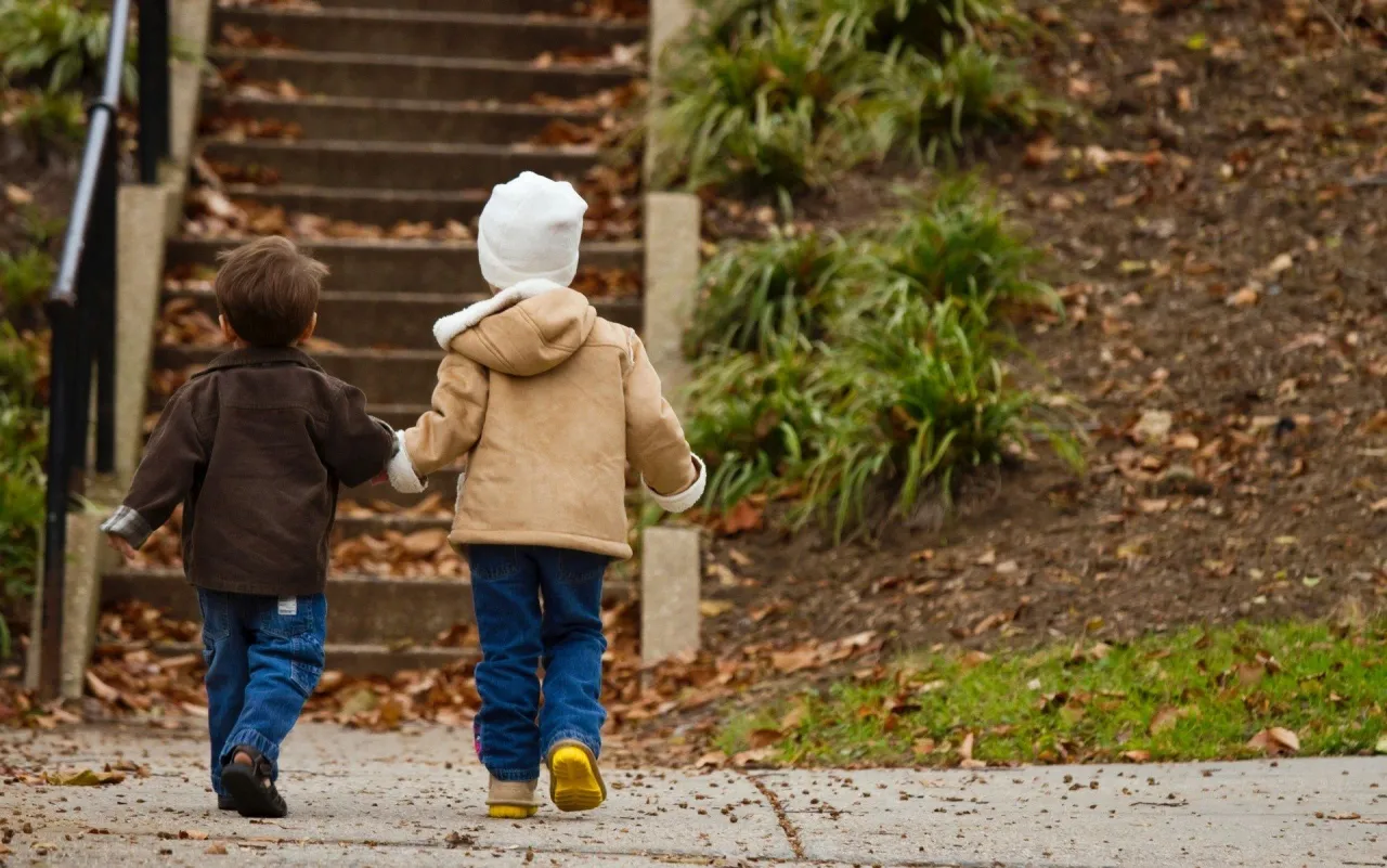 rodzeństwo odbierające dziecko z przedszkola