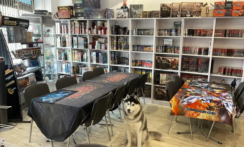 Wnętrze sklepu z grami planszowymi vs dział gier w supermarkecie