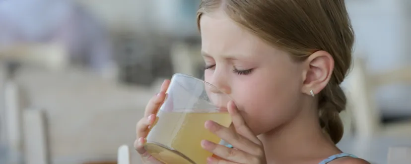 dziecko pije elektrolity