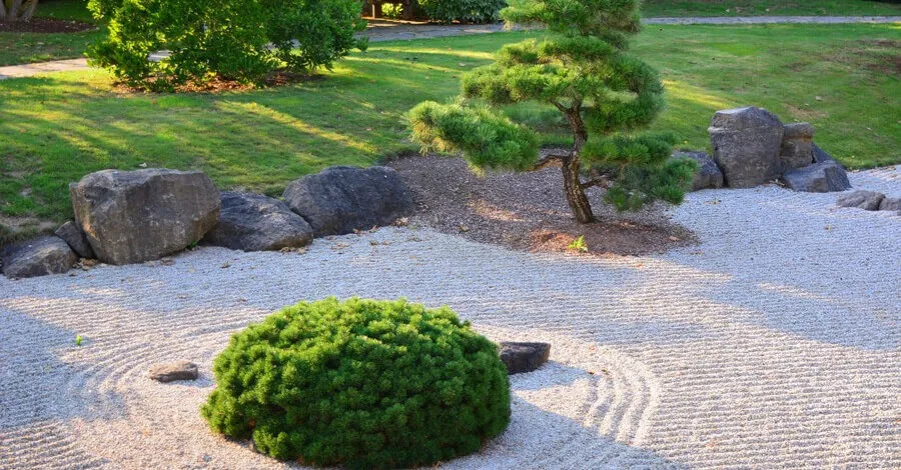 Ogród żwirowy z rabatą i ścieżką